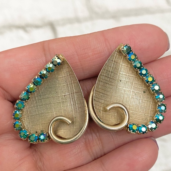 Vintage Unsigned Inverted Heart Light Gold-tone with AB Crystals Clip Earrings - Picture 5 of 14